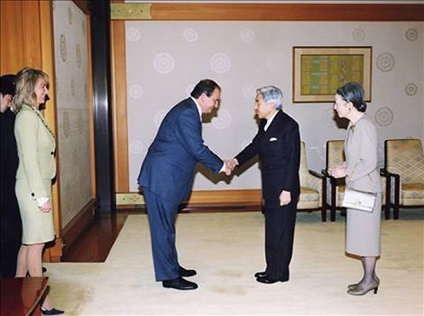 Ο τότε Πρωθυπουργός κ. Καραμανλής γίνενται δεκτός από τον Αυτοκράτορα της Ιαπωνία Ακιχίτο