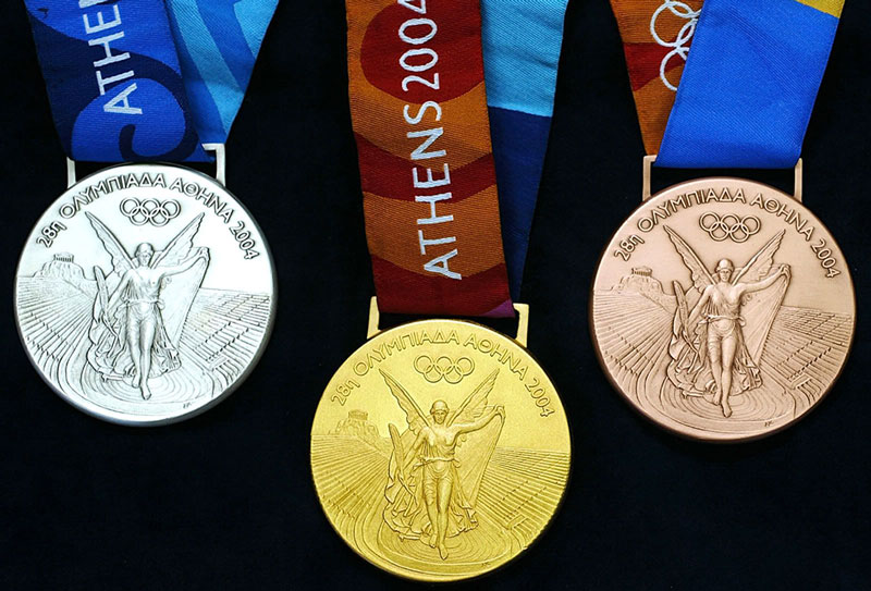 Αθήνα 2004-Τόκιο 2020: Η σχεδιάστρια Έλενα Βότση μας μιλά για το σχέδιο της στα Ολυμπιακά Μετάλλια - ΕΛΛΑΔΑ - ΙΑΠΩΝΙΑ